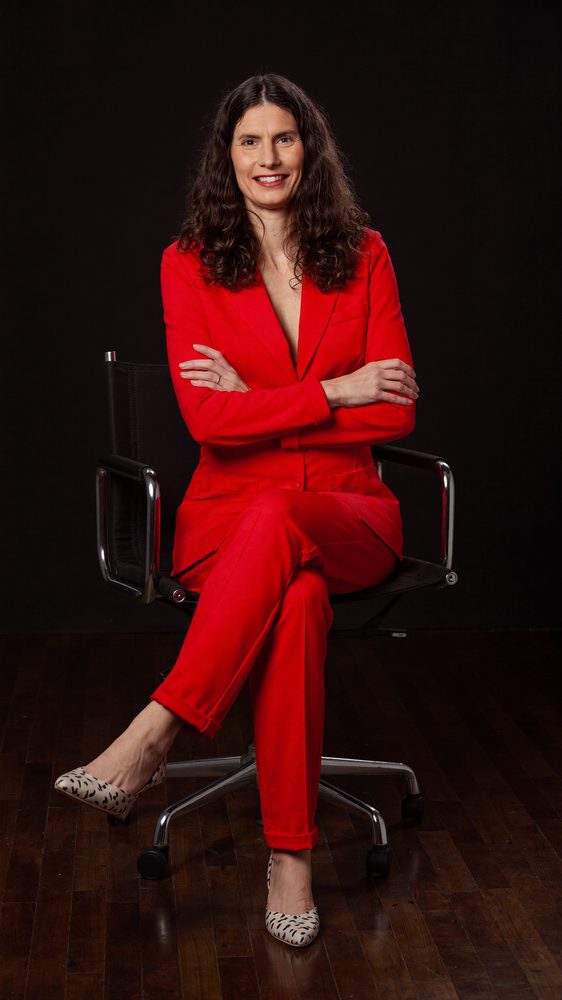 Petra Pleyer im Büro (KI-generiert)